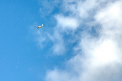 au-loin-un-avion-JPStephant-mai-2026