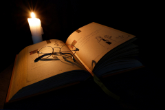 Lunettes-sur-Livre-a-la-Lueur-dune-bougie - Christophe