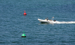 bateau-entre-les-balises-babord-et-tribord-JPStephant-mai2026