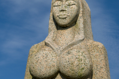 Les-seins-de-la-sainte-sans-silicones JPS NOV2025