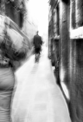 Déambulation floue (photo ratée à la prise de vue, mais ............ - Erick