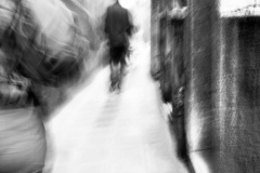 Déambulation floue (photo ratée à la prise de vue, mais ............ - Erick