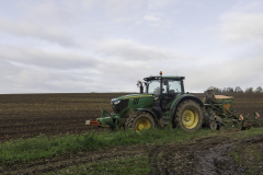 R62_7981-Tracteur-et-semoir